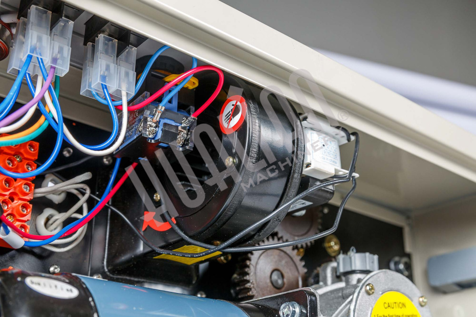 Роликовый конвейерный запайщик DBF-900W В НАЛИЧИИ