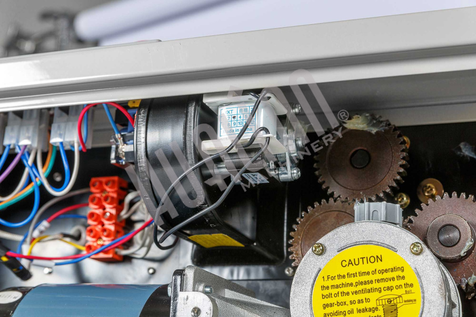 Роликовый конвейерный запайщик DBF-900W В НАЛИЧИИ